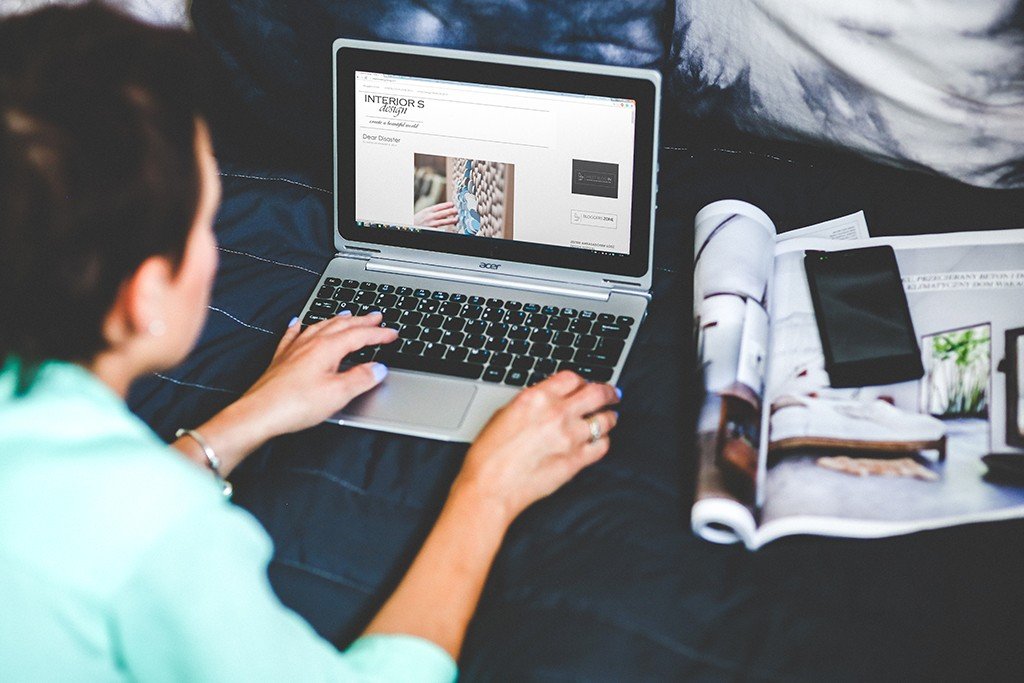 hands-woman-laptop-working